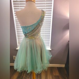 One shoulder form as l prom dress! Never worn.